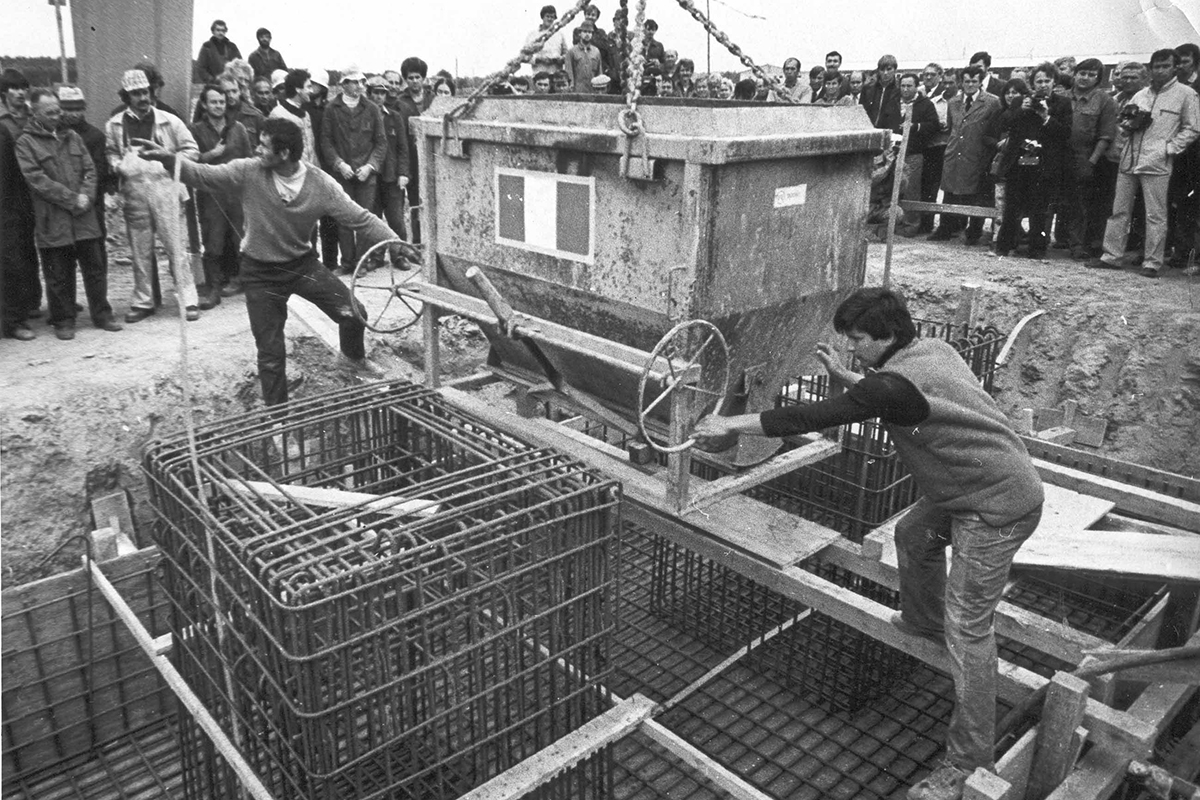 1982 г. Закладка бетона в фундамент завода