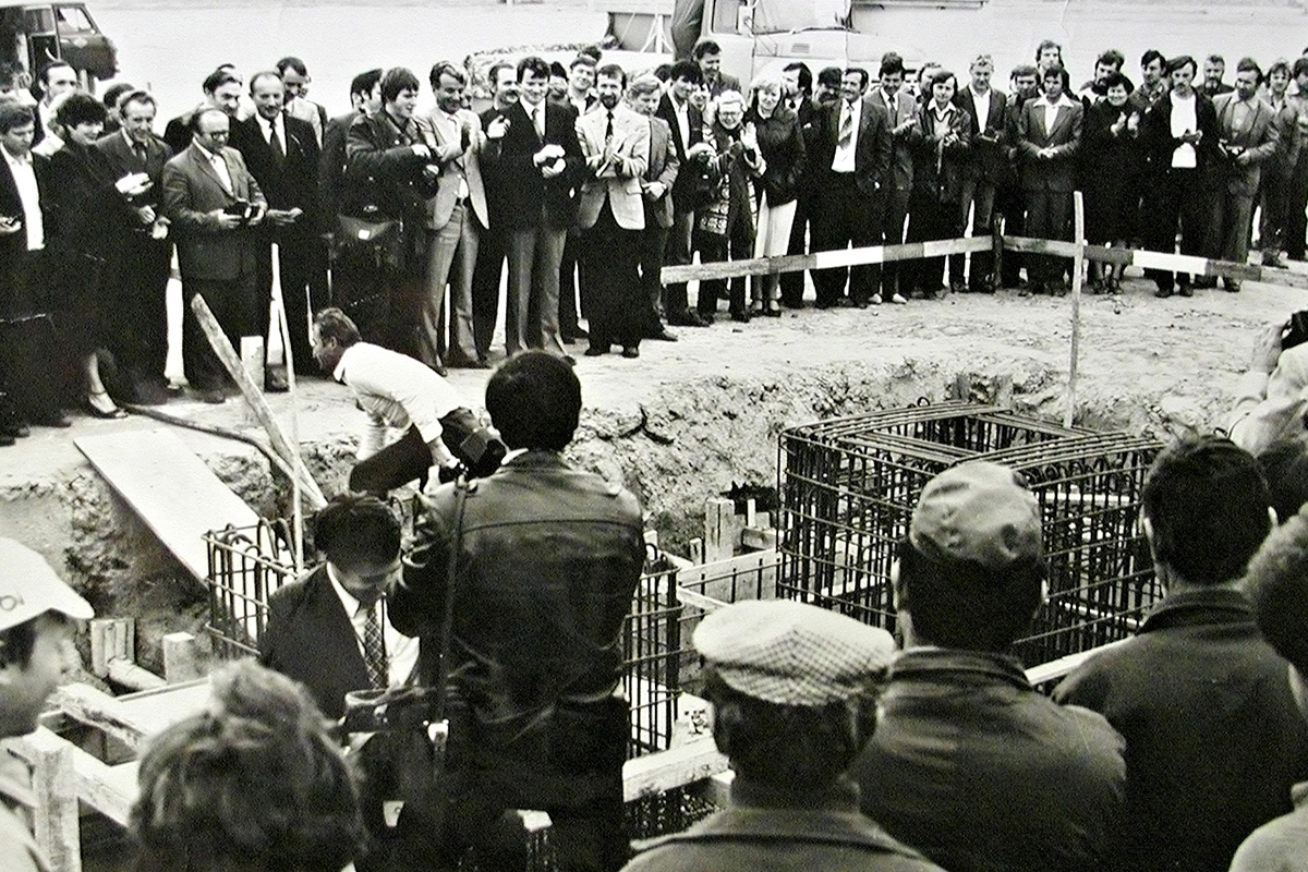 1982 г. Закладка бетона в фундамент завода