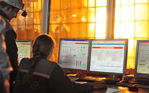 Плавка в электросталеплавильной печи на мониторах