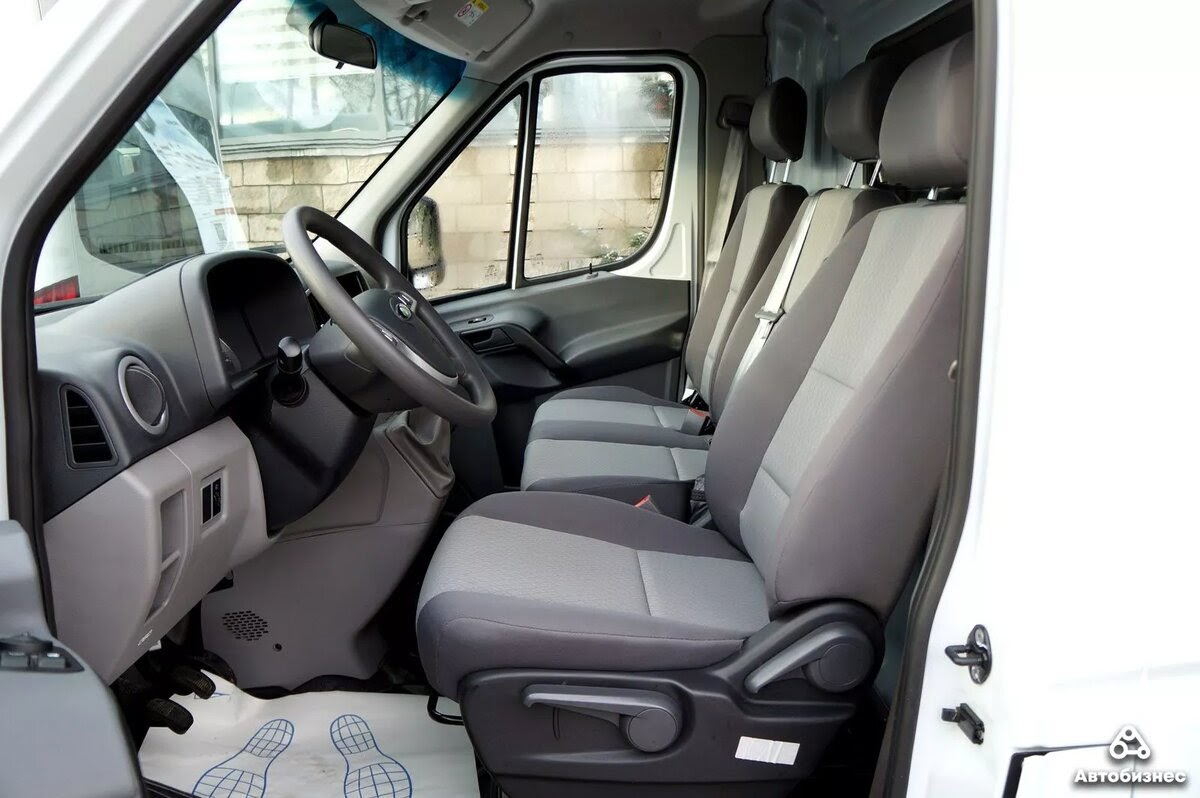 Задний дверной проем с подножкой