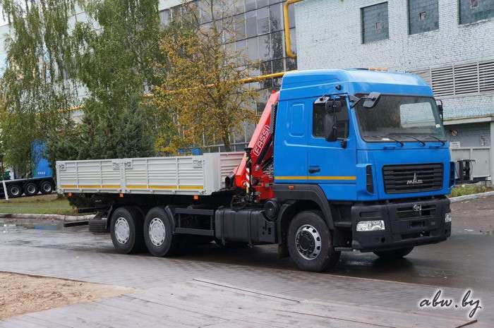 МАЗ с КМУ за кабиной