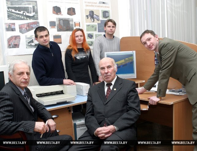 Михаил Высоцкий в центре