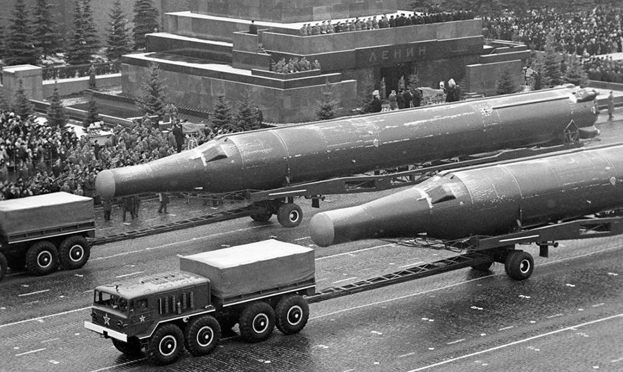 Тягачи МАЗ-535А буксируют ракеты