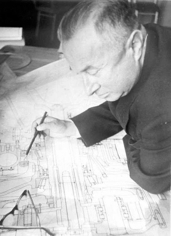 Борис Шапошник работает над чертежом