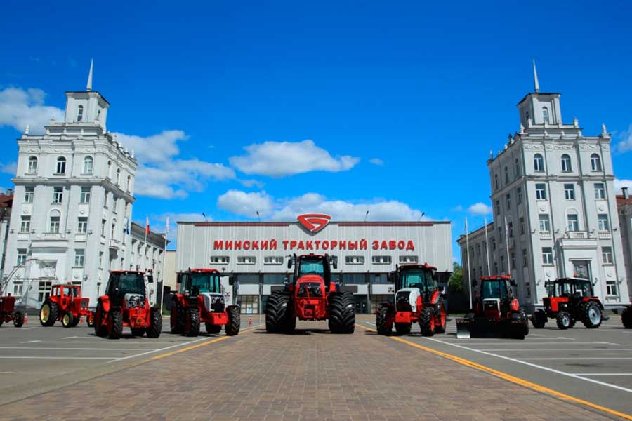 Минский тракторный завод — ряд тракторов на площади