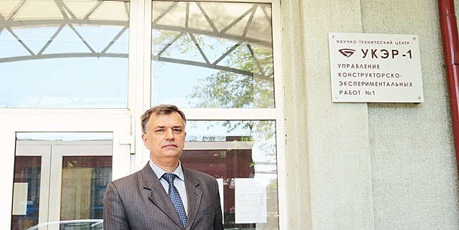 Стасилевич — на фоне техники и учебных стендов