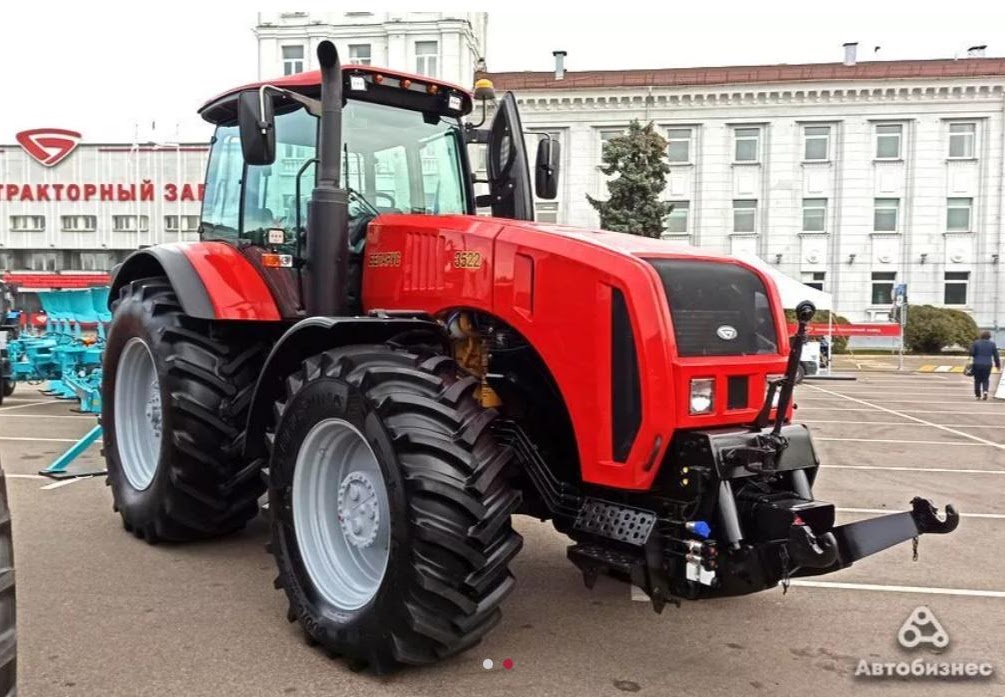 Трактор BELARUS-3522 на площадке завода