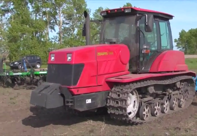 Трактор «Беларус — 2103» на поле