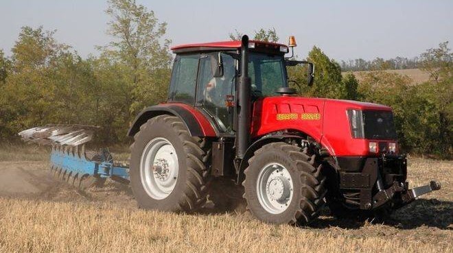 Беларус 3022 на заготовке кормов